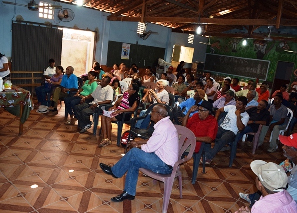 Prefeito Gilberto Júnior se reúne com lideranças da zona rural e apresenta Brigada PrevFogo