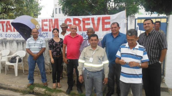 Em defesa do ACT 2013/2014, eletricit&aacute;rios de Floriano entraram em greve por tempo indeterminado.(Imagem:FlorianoNews)