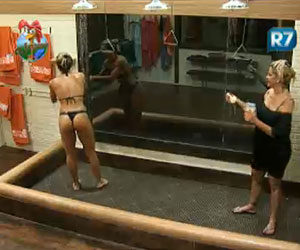 Joana Machado e Monique Evans tomam banho na sede