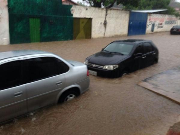 Chuva volta a causar preju&iacute;zos aos moradores da Zona Sul de Teresina.(Imagem:Ellyo Teixeira/G1)