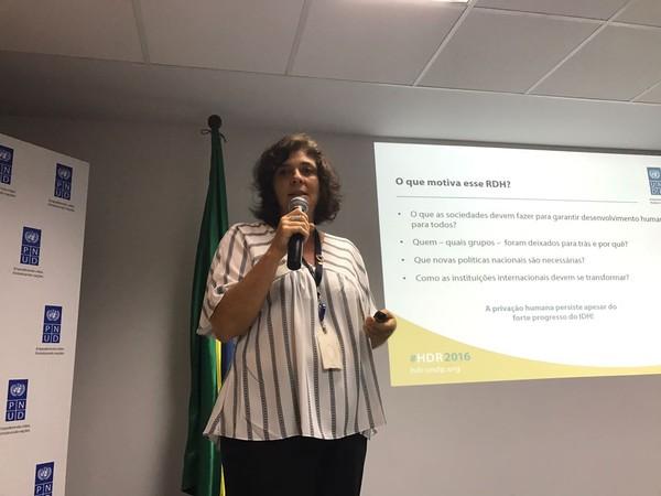 A coordenadora do Relat&oacute;rio de Desenvolvimento Humano no Brasil, Andr&eacute;a Bolzon, durante entrevista coletiva em Bras&iacute;lia (Imagem: Filipe Matoso/G1)
