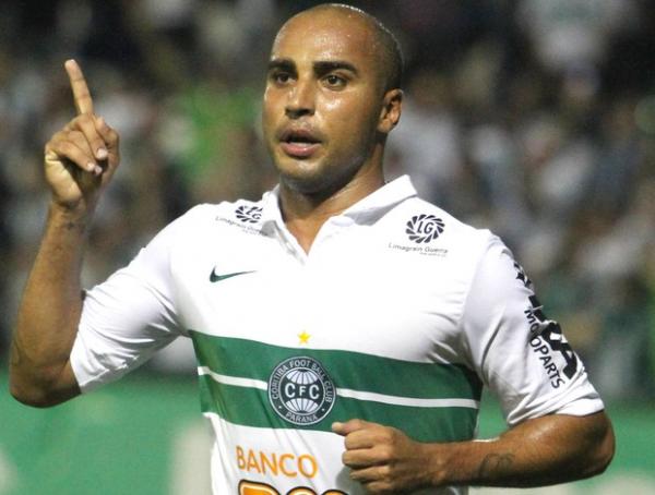 Coritiba vence o Náutico e brinda a torcida com anúncio da volta de Alex