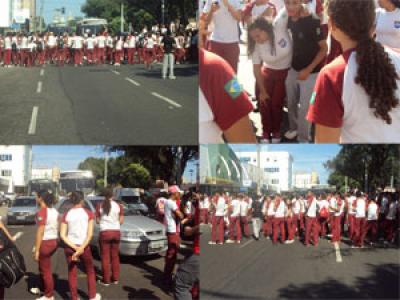 Alunos do Liceu protestam na Av. Frei Serafim e aluna é atropelada em Teresina