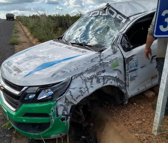 Viatura com guarnição da Polícia Militar capota na BR-235