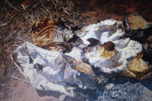 Feto foi envolto em len&ccedil;&oacute;is e colocado dentro de uma caixa, antes de ser queimado.(Imagem:Divulga&ccedil;&atilde;o)