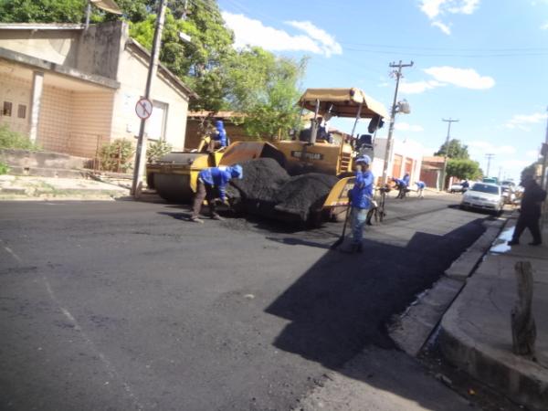 Rua Clementino Ribeiro recebe pavimenta&ccedil;&atilde;o asf&aacute;ltica.(Imagem:FlorianoNews)