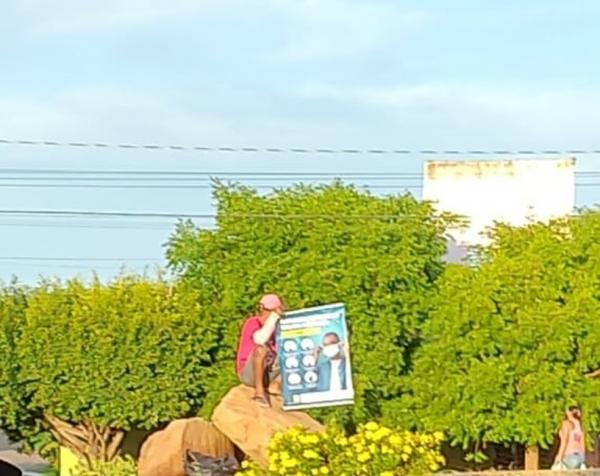 Homem segura cartaz ap&oacute;s acordo com a Justi&ccedil;a para n&atilde;o pagar multa em Simpl&iacute;cio Mendes.(Imagem:Divulga&ccedil;&atilde;o)