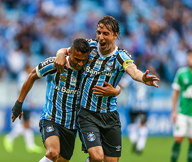 Grêmio bate Chapecoense e confirma vaga na Libertadores