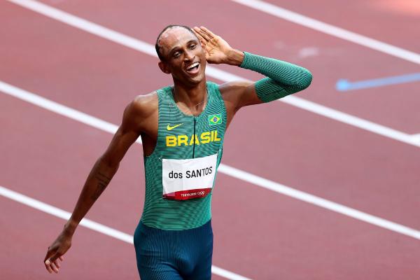 Alison dos Santos: correndo em busca do ouro no Mundial