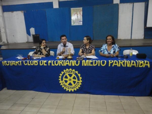 Rotary Club faz parceria com departamento da juventude para a realiza&ccedil;&atilde;o de uma confer&ecirc;ncia.(Imagem:FlorianoNews)