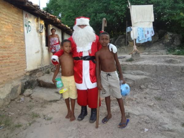 Papai Noel entrega brinquedos e cestas b&aacute;sicas em Floriano. (Imagem:FlorianoNews)