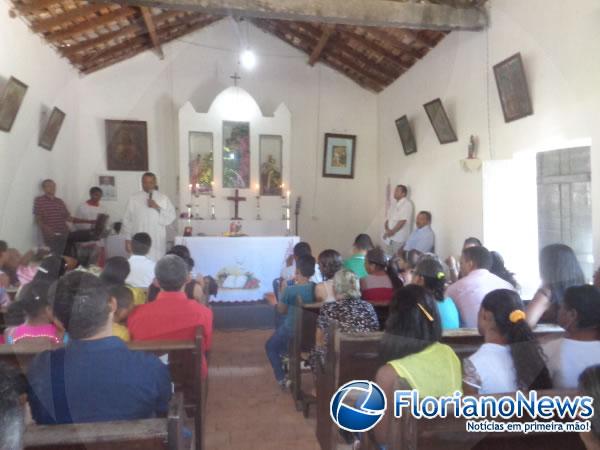 Fieis participaram do encerramento de N. Sr&ordf; do Desterro na comunidade Ara&ccedil;&aacute;s.(Imagem:FlorianoNews)