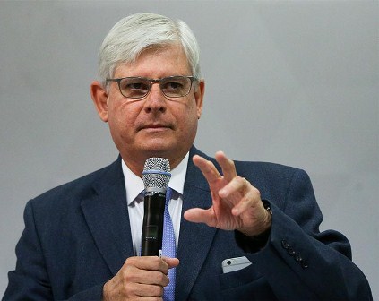 Após pedido de Gilmar Mendes, STF autoriza buscas na casa de Janot