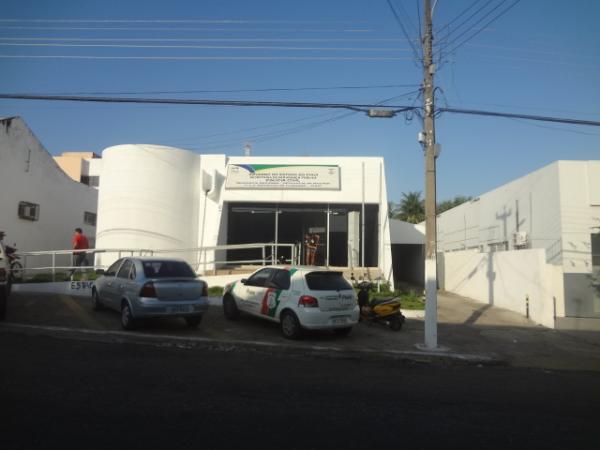 Motorista embriagado colide contra carros estacionados no bairro São Cristóvão