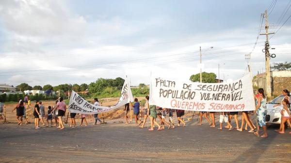 Em Teresina, moradores fecham parcialmente BR-316 em protesto por mais segurança