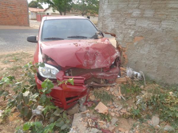 Autom&oacute;vel colide contra muro na Avenida Nossa Senhora da Guia.(Imagem:FlorianoNews)