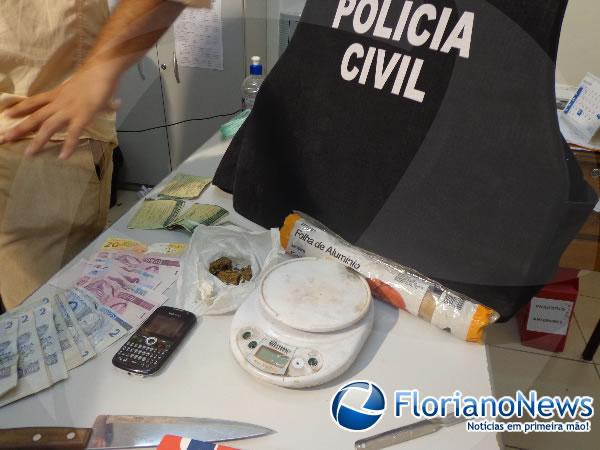 Pol&iacute;cia Civil de Floriano estoura boca de fumo em campo de futebol no bairro Guia.(Imagem:FlorianoNews)