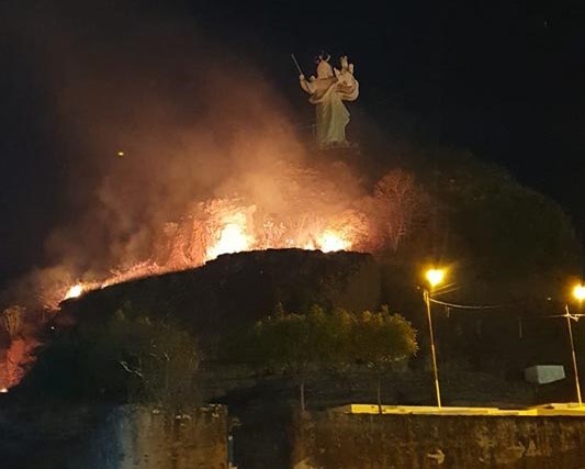 Incêndio atinge área do Morro do Leme e ameaça cartão postal de Oeiras
