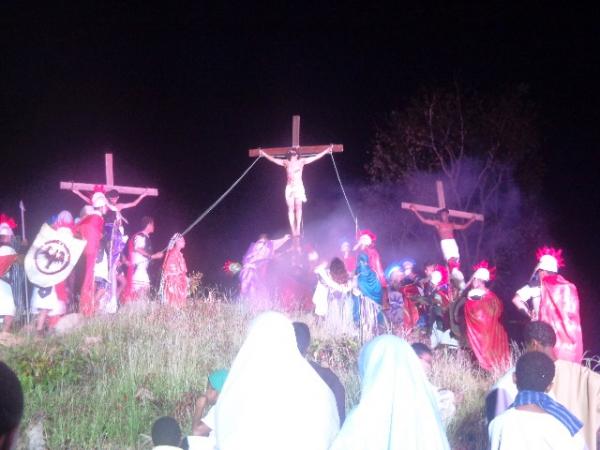 Milhares de espectadores acompanham o espetáculo da Paixão de Cristo em Floriano