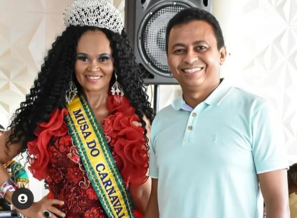 Deputado estadual Francisco Costa (PT) com a musa do carnaval Elineuza Ramos(Imagem:Reprodu&ccedil;&atilde;o)