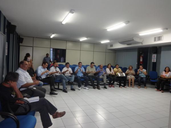 Reuni&atilde;o debate Projeto de Revitaliza&ccedil;&atilde;o do Espa&ccedil;o Comercial de Floriano.(Imagem:FlorianoNews)