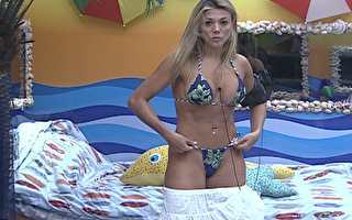 Ao vestir biquíni, Mama faz troca ousada