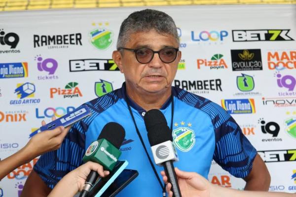 Fl&aacute;vio Ara&uacute;jo, t&eacute;cnico do Altos.(Imagem:Edmilson J&uacute;nior)