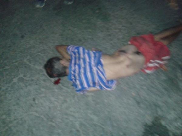 Homem fica gravemente ferido ap&oacute;s ser atropelado por motoqueiro.(Imagem:FlorianoNews)