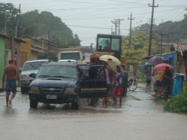 Carro conseguiu escapar da enchurrada gra&ccedil;as ao trator e a ajuda dos moradores(Imagem:reda&ccedil;&atilde;o)