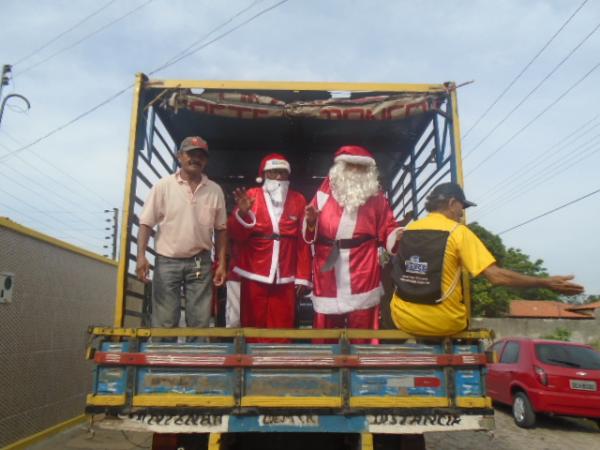 Papai Noel distribui bombons para a criançada de Floriano