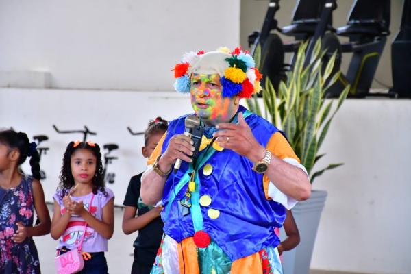 Rep&oacute;rter Amarelinho se vestiu de Palha&ccedil;o Carrapeta.(Imagem:Divulga&ccedil;&atilde;o)