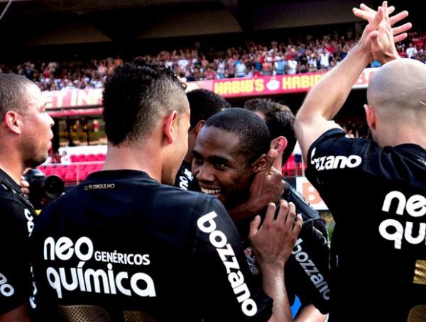 Com direito a olé, Timão vence rival São Paulo e assume a liderança