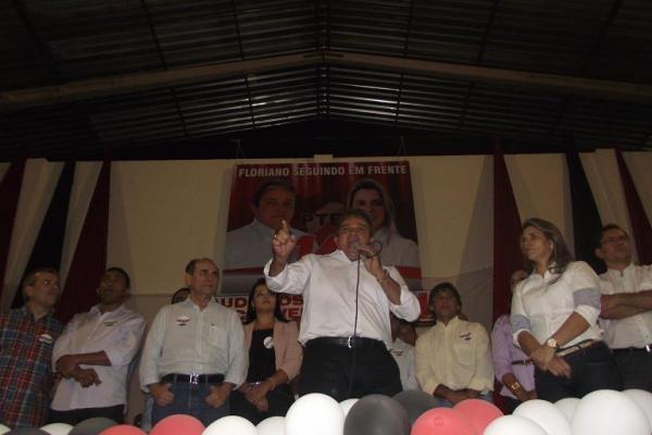 Conven&ccedil;&atilde;o homologa candidatura de Almir Reis e Karitha Freire &agrave; prefeitura de Floriano.(Imagem:FlorianoNews)
