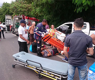 Motorista perde controle de carro e atinge duas pessoas