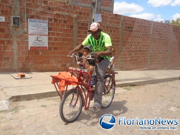 Vereador faz doa&ccedil;&atilde;o de bicicleta para trabalhador.(Imagem:FlorianoNews)