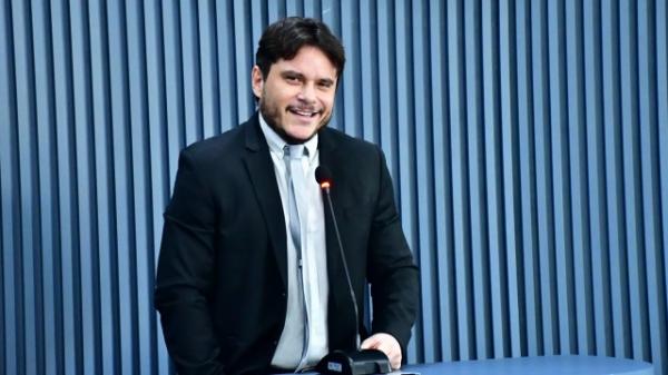 Vereador Carlos Eduardo cobra conclusão de creche no conjunto Zé Pereira de Floriano