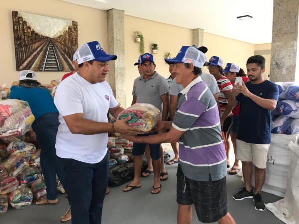 Natal Solid&aacute;rio em Bar&atilde;o de Graja&uacute;-MA: Fam&iacute;lia Resende realiza distribui&ccedil;&atilde;o de cestas b&aacute;sicas e peixes.(Imagem:FlorianoNews)