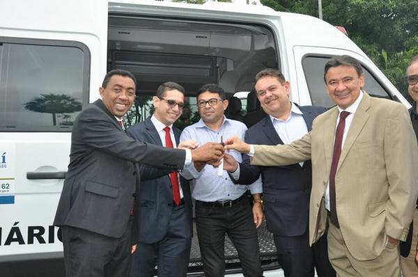 Governador entrega sete viaturas para sistema prisional