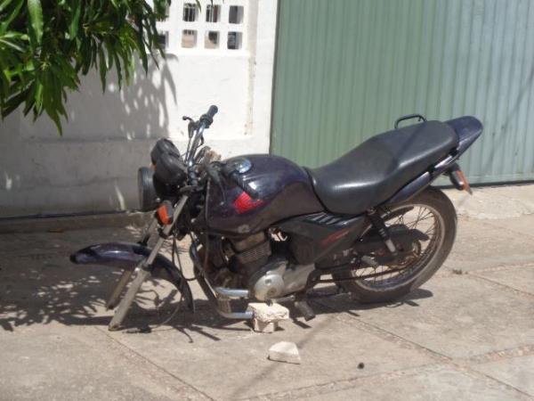 Pol&iacute;cia encontra motocicleta abandonada &agrave;s margens do Rio Parna&iacute;ba, em Floriano.(Imagem:FlorianoNews)