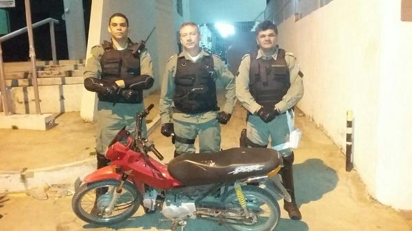 PM recupera motocicleta roubada e prende dois suspeitos em Floriano.(Imagem:Divulga&ccedil;&atilde;o/PM)