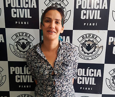 Presa, suspeita de traficar drogas na zona Norte ri: "brincando com a polícia"