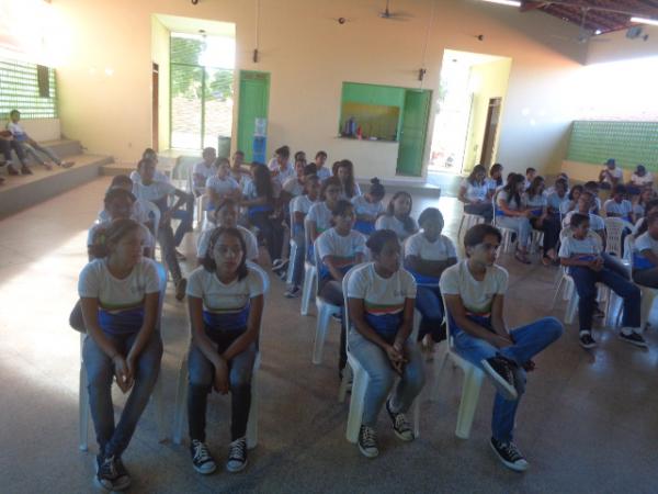 Estudantes participam de palestra sobre combate &agrave;s drogas.(Imagem:FlorianoNews)