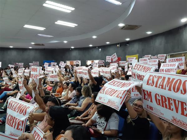 Professores mantêm protesto e oposição pede retirada de projeto de reajuste da pauta