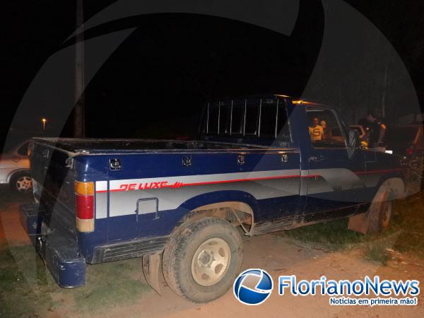 Carro furtado em Floriano &eacute; encontrado abandonado em matagal em Bar&atilde;o de Graja&uacute;.(Imagem:FlorianoNews)