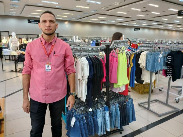 Wagner,chefe do setor de confec&ccedil;&otilde;es do Armaz&eacute;m Para&iacute;ba.(Imagem:FlorianoNews)