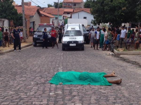 Jovem de 25 anos é assassinado a tiros na porta de casa