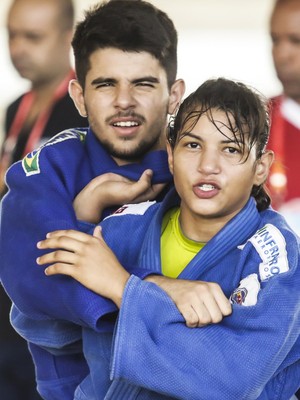 Campeã olímpica rouba a cena nas disputas do judô dos Jogos Escolares
