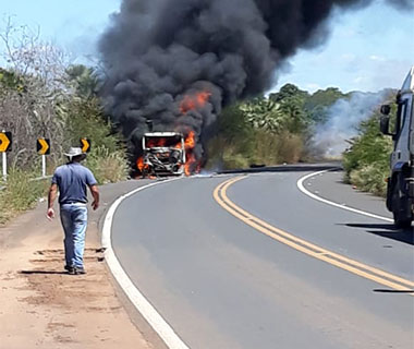 Caminhão pega fogo na BR-343 e tráfego fica lento