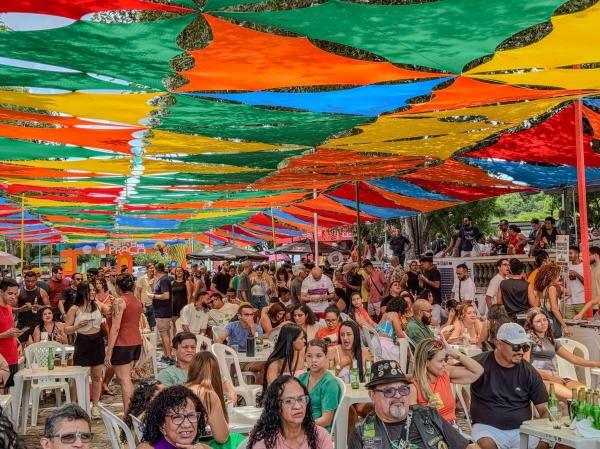 Feira na Praça recebe show de Flávio Moura com o projeto Estação 90 neste domingo (12)(Imagem: Ascom Secult)