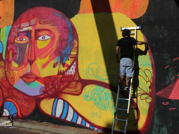 Grafiteiros enfrentam maratona de 15h para colorir viaduto em Teresina